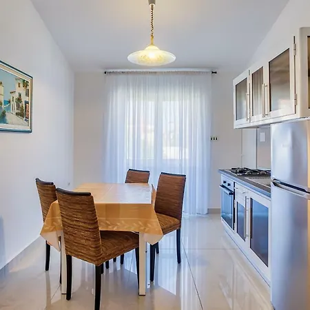 Apartament Lazaric *